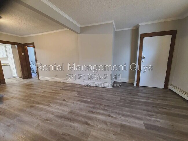 Photo - 736 Geranium Ave E
