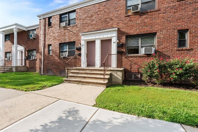 Building Photo - 99 W 2nd St Unit 103