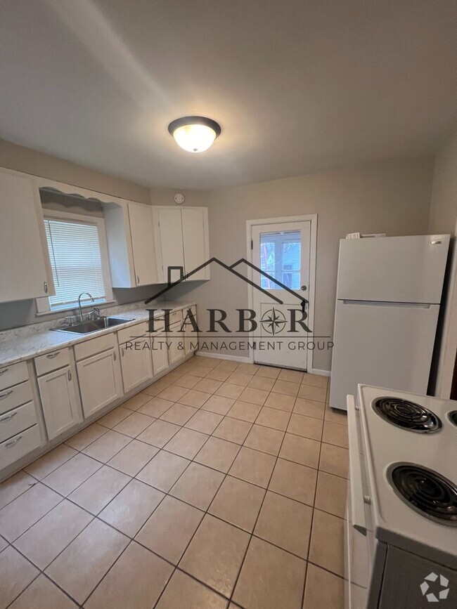 Building Photo - Family-Friendly 3 Bedroom Home with Large ...