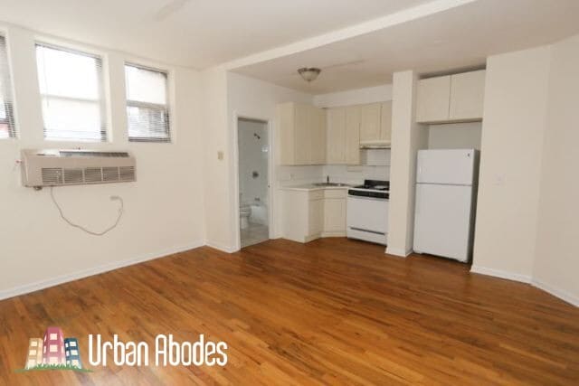 Photo - 911 W Dakin St