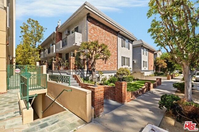 Photo - 2242 S Bentley Ave