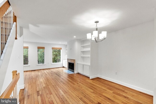 Building Photo - 4214 Embassy Park Dr NW Rental