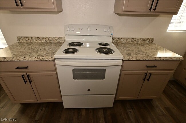 Building Photo - 1007 C St Unit 1