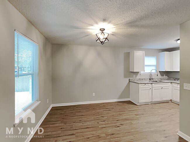 Photo - 3055 Dignan St