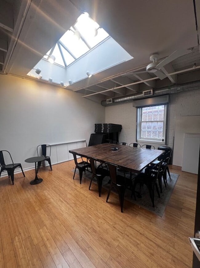 Photo - ? Spacious and Bright Loft In Old City Unit 402