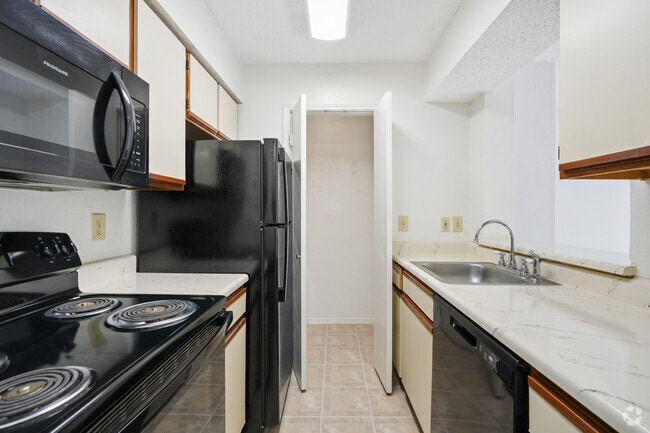 1BR, 1BA - 715SF - Kitchen