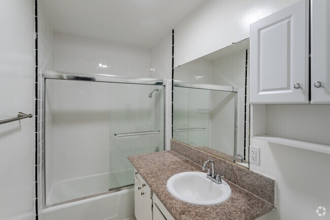 1BR, 1BA - 785 SF