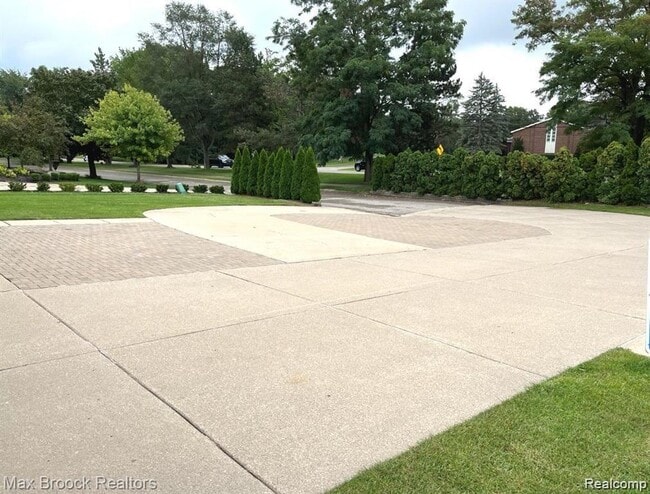 Photo - 7980 Billingham Rd