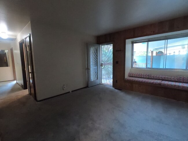 Building Photo - Craftsman duplex with covered parking!