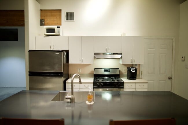 Building Photo - 421 E Lester St Rental