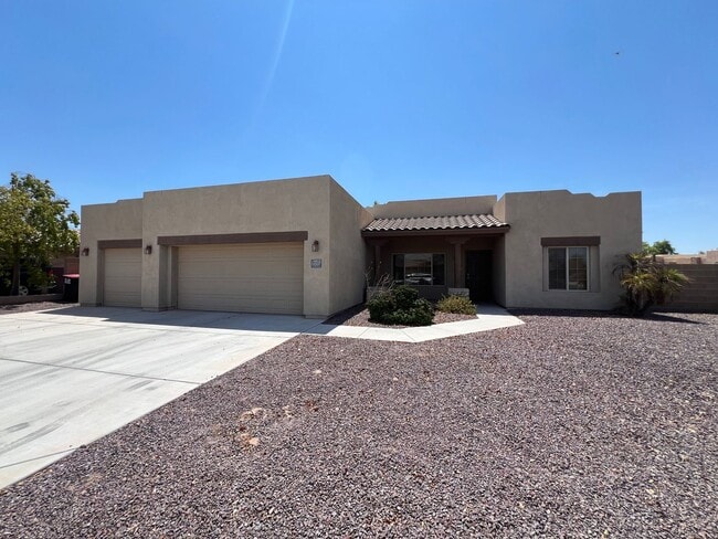 Building Photo - POOL HOME IN ESTRELLA!