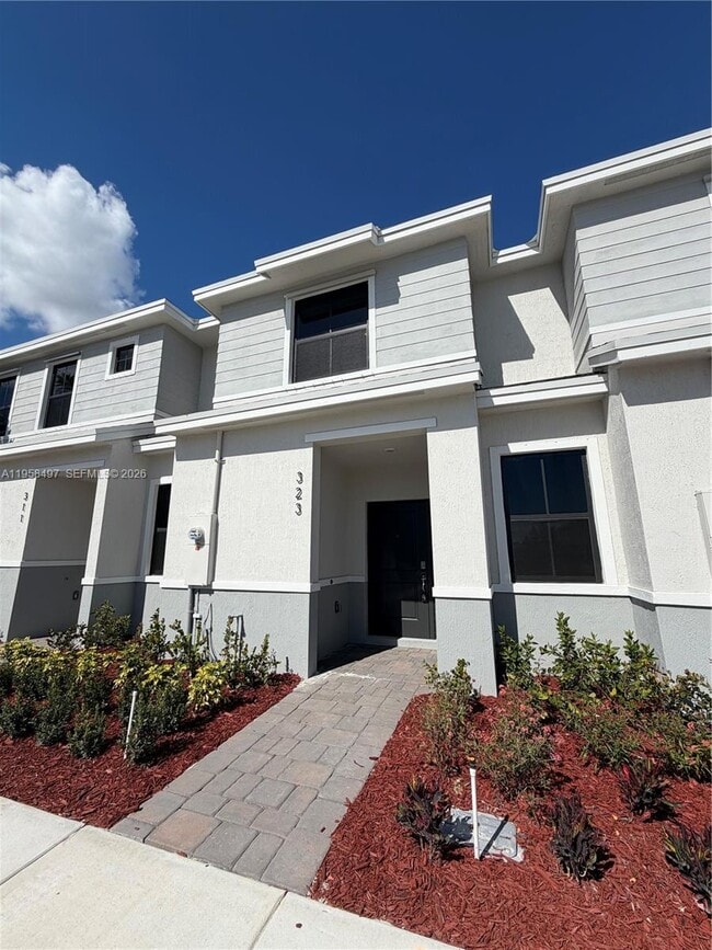 Photo - 323 NE 16th St