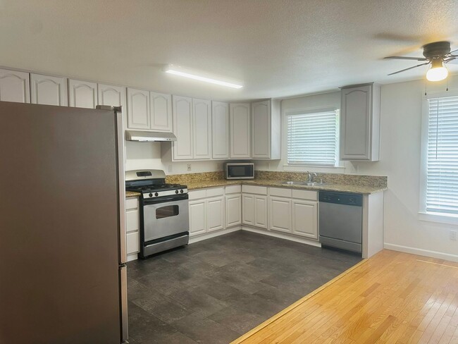 Photo - Spacious 1 Bedroom in Downtown Sacramento Where Convivence Is KEY! CALL Today To Schedule a Showing!
