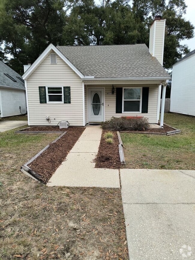 Building Photo - LOVELY 2 Bedroom Home