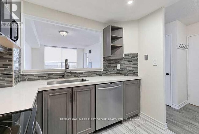 Photo - 711 Rossland Rd E Unité 1012