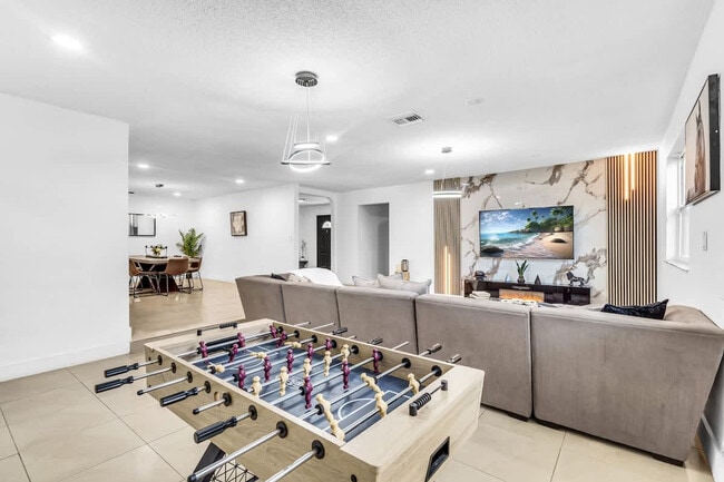 Building Photo - 18735 NE 18th Ave Unit ID1372362P