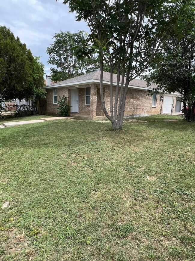Building Photo - 3500 E Rosedale St