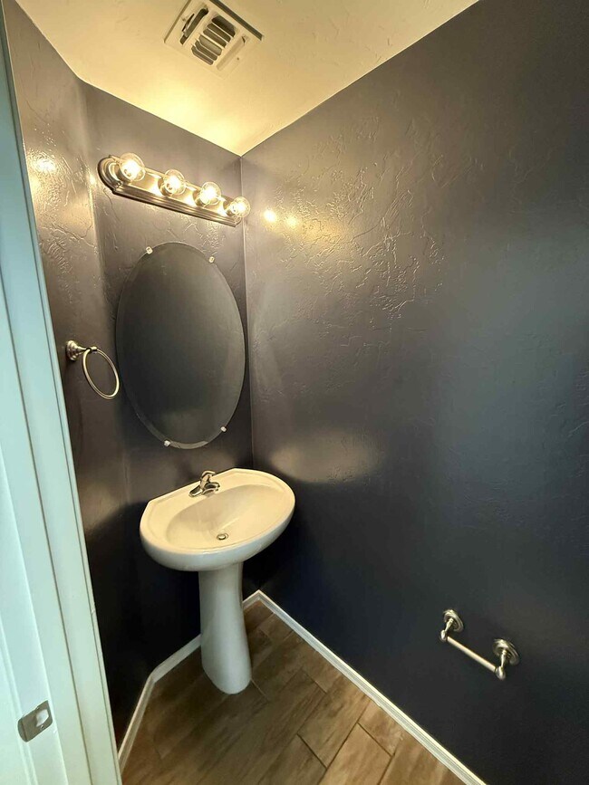 Photo - 109 S Crown Plaza