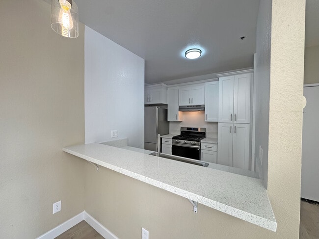 Building Photo - 156 S Oak Knoll Ave Unit 301