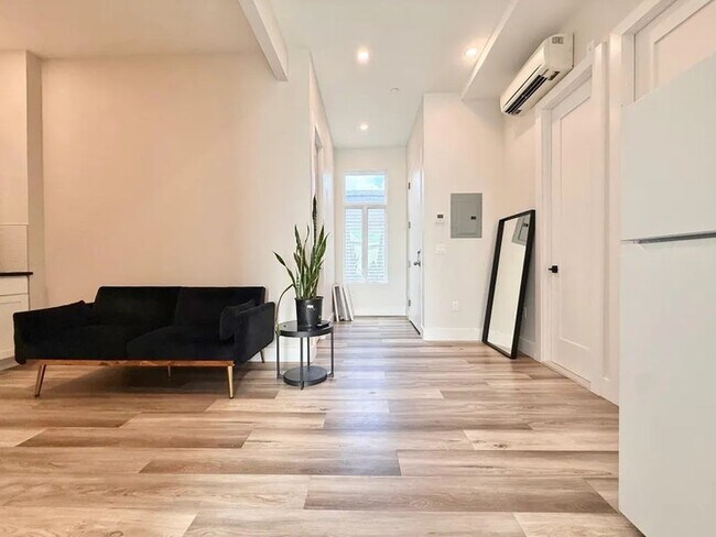 Building Photo - Furnished room/NOT APARTMENT Unit 2A