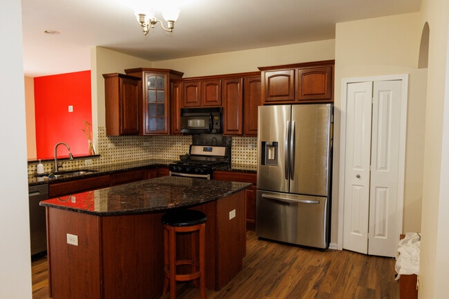 Photo - 516 Grosvenor Ln