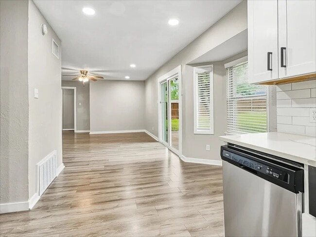 Photo - 213 W 5th St