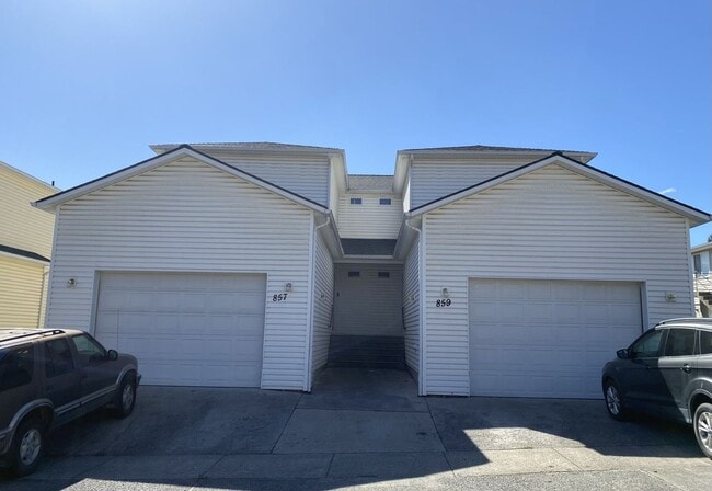 Building Photo - 857 N Garfield St Unit 857