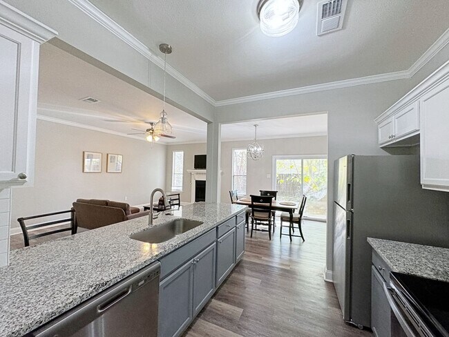 Photo - 4 Bedroom Furnished or UnFurnished rental