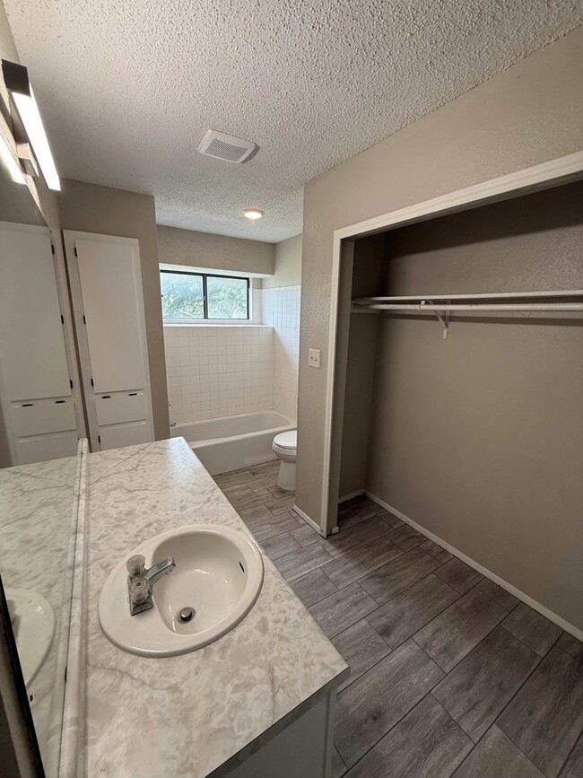 Photo - 1204 Greenbriar Loop