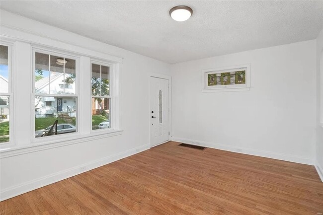 Photo - 4462 Wallace St