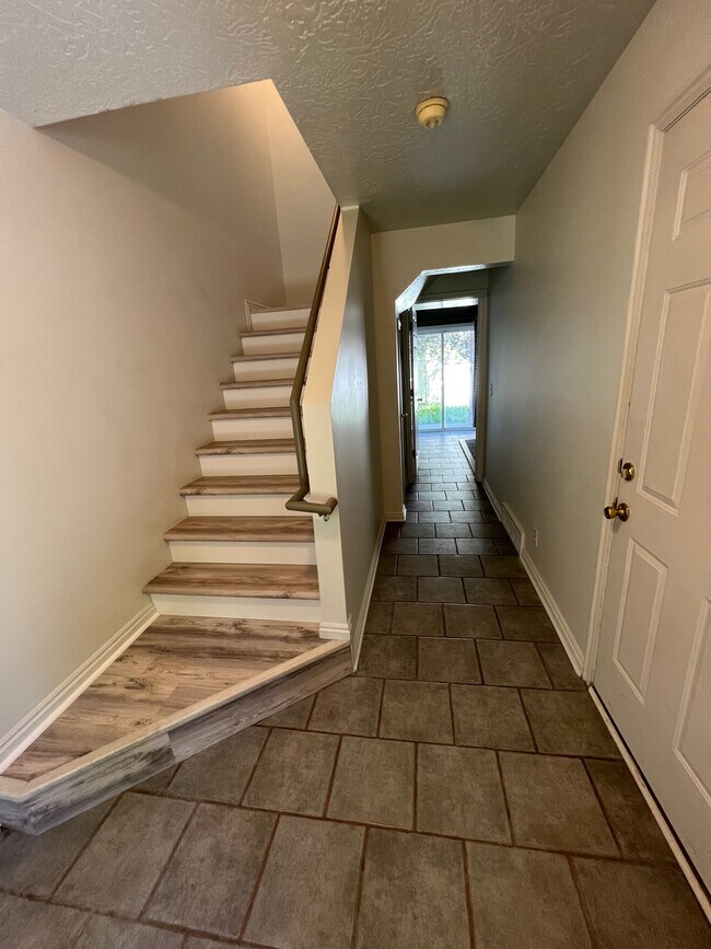 Photo - 452 Argyll Ct