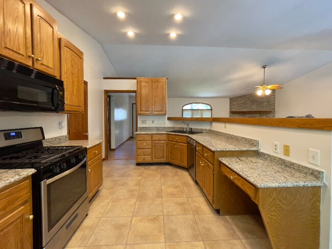 Photo - 305 Thames River Rd