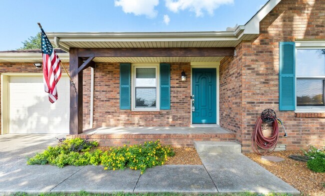 737 W Creek Dr