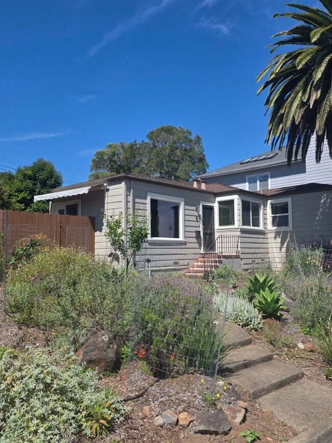 Building Photo - Westside Petaluma 2bd 1bth Home