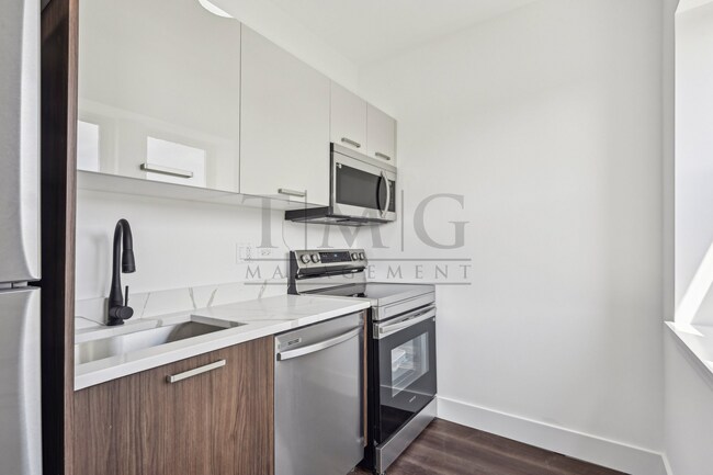 Photo - Sleek, Bright & Brand New — Stylish Studio... Unit 1553 - 306