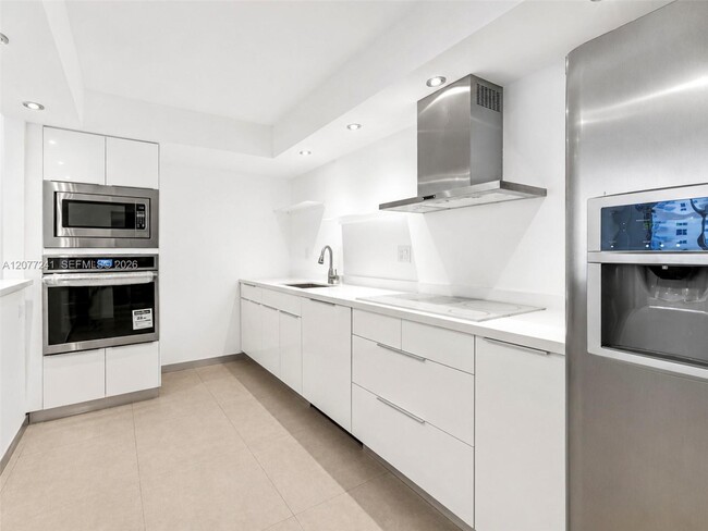 Building Photo - 19380 Collins Ave Unit 905
