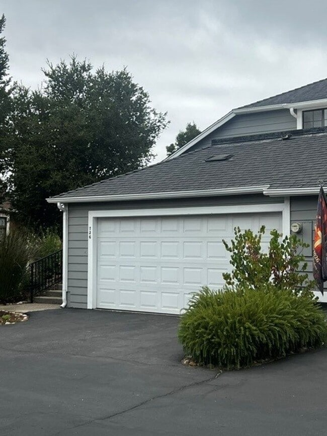 Photo - 736 Hillside Dr