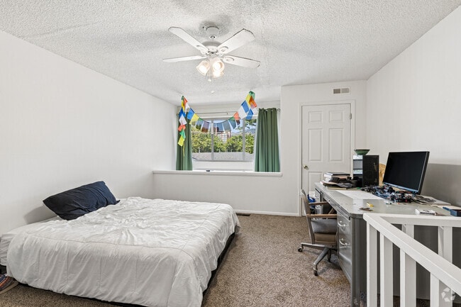 1BR, 1BA - 950SF - Bedroom - Dakotas Apartments