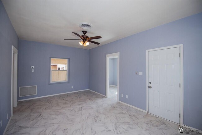 Photo - 889 W 1st St