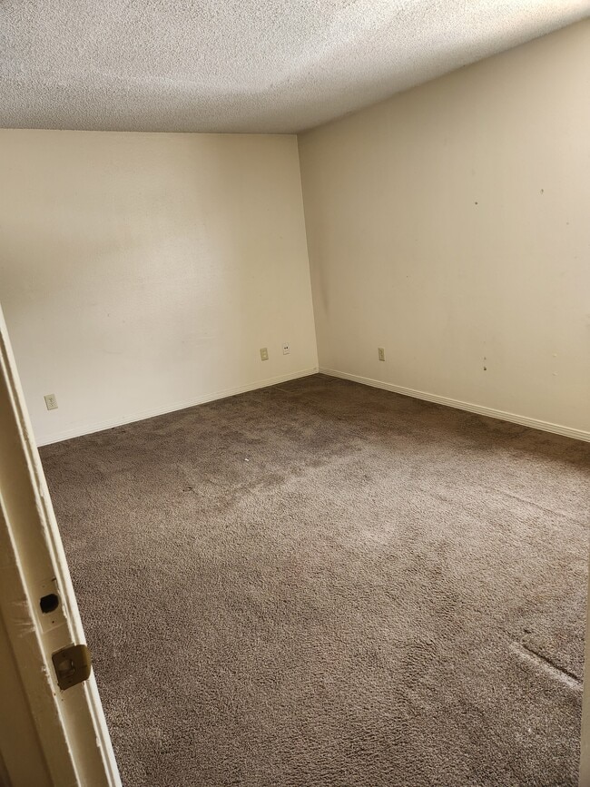 696 S 72nd Ave Unit D (upstairs)
