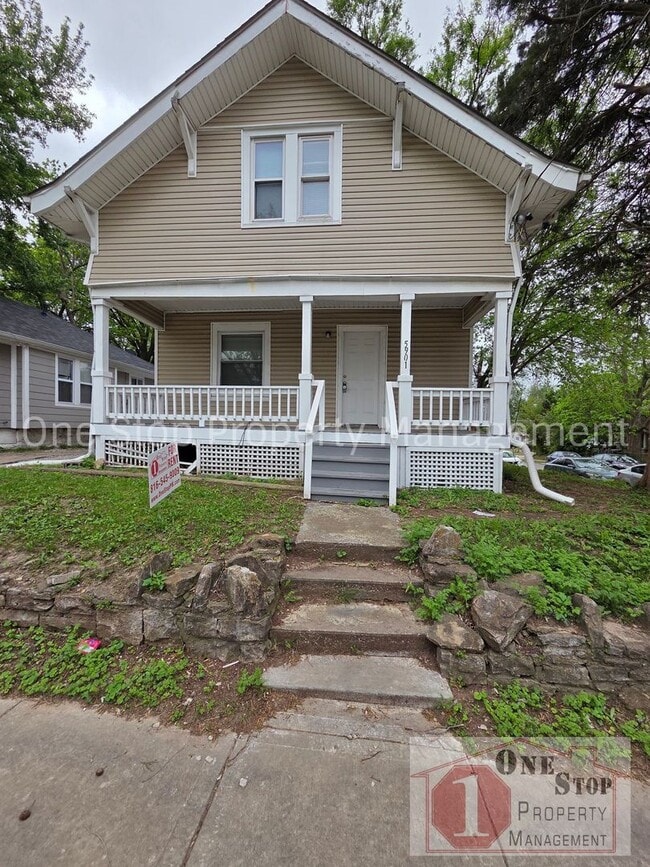 Building Photo - Spacious 3 bedroom/ 2 bathroom in Kansas City!
