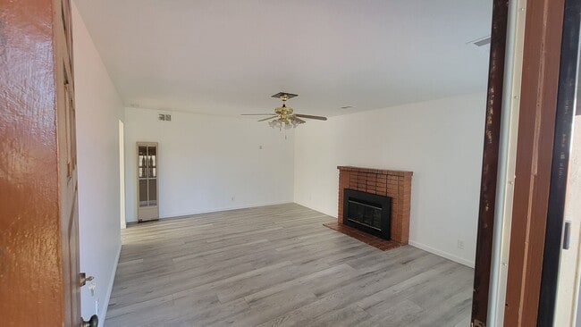 1422 Kingsbury Ave