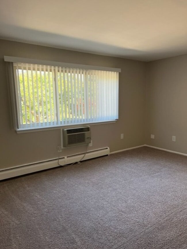Building Photo - Charming 2 bedroom/1 bathroom apartment ne... Unit 837-101