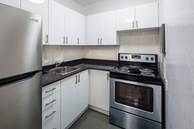 Photo - 119 Eglinton Ave W