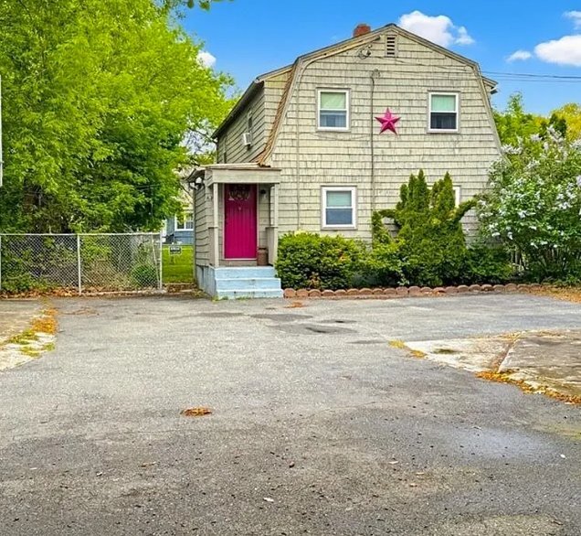 Photo - 628 Robinson St