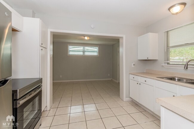 Photo - 1033 Busac Ave
