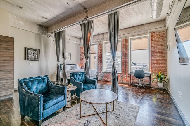 Building Photo - 500 S Ervay St Rental