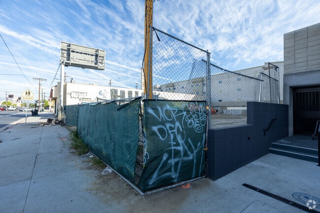 Building Photo - 13716 Victory Blvd Rental