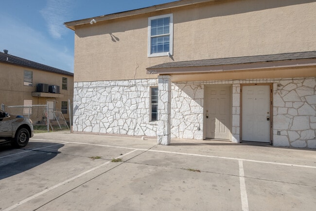 Building Photo - 7561 Windsor Oaks