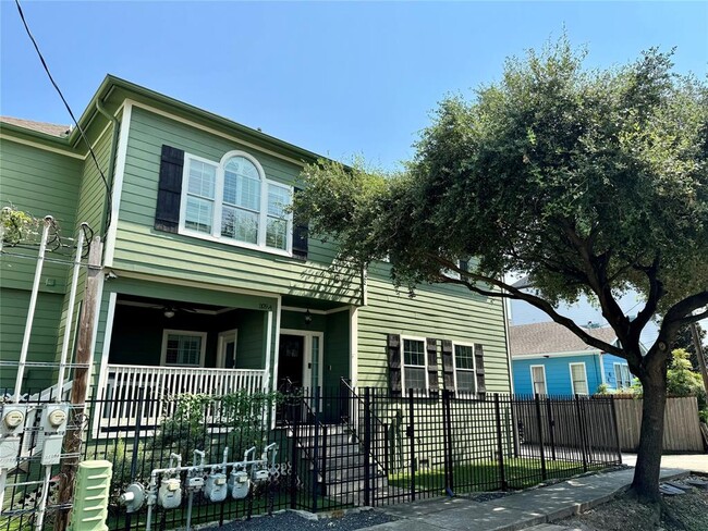 Photo - 1109 W 15th 1/2 St Casa